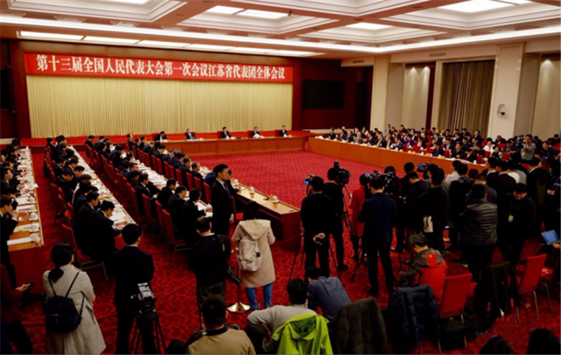 肖伟代表在审议政府工作报告时作交流发言：创新动能，勇开新局，推进新时代国药高质量发展